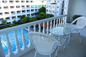 Вид с балкона на бассейн