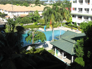 Вид с балкона на бассейн