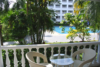 Вид на бассейн с балкона квартиры