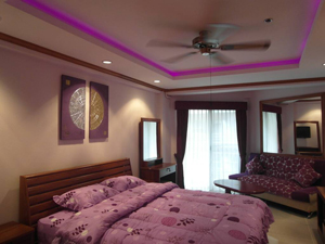 Квартира выполнена в фиолетовом цвете