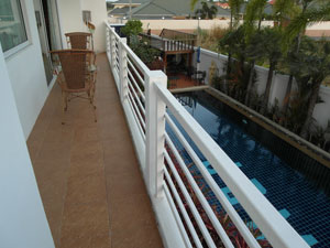 Балкон с видом на бассейн